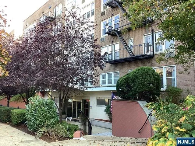 $1,900 | 2160 Center Avenue, Unit 2U, Fort Lee, NJ 07024