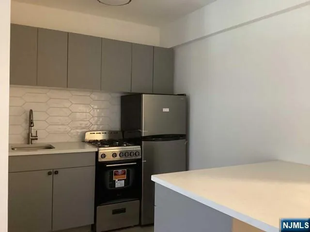 $1,900 | 2160 Center Avenue, Unit 2U, Fort Lee, NJ 07024