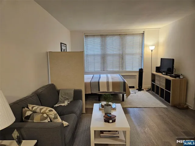 $1,900 | 2160 Center Avenue, Unit 2U, Fort Lee, NJ 07024