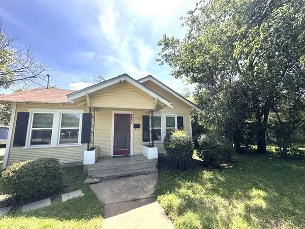 $1,600 | 2403 Austin Avenue, Brownwood, TX 76801