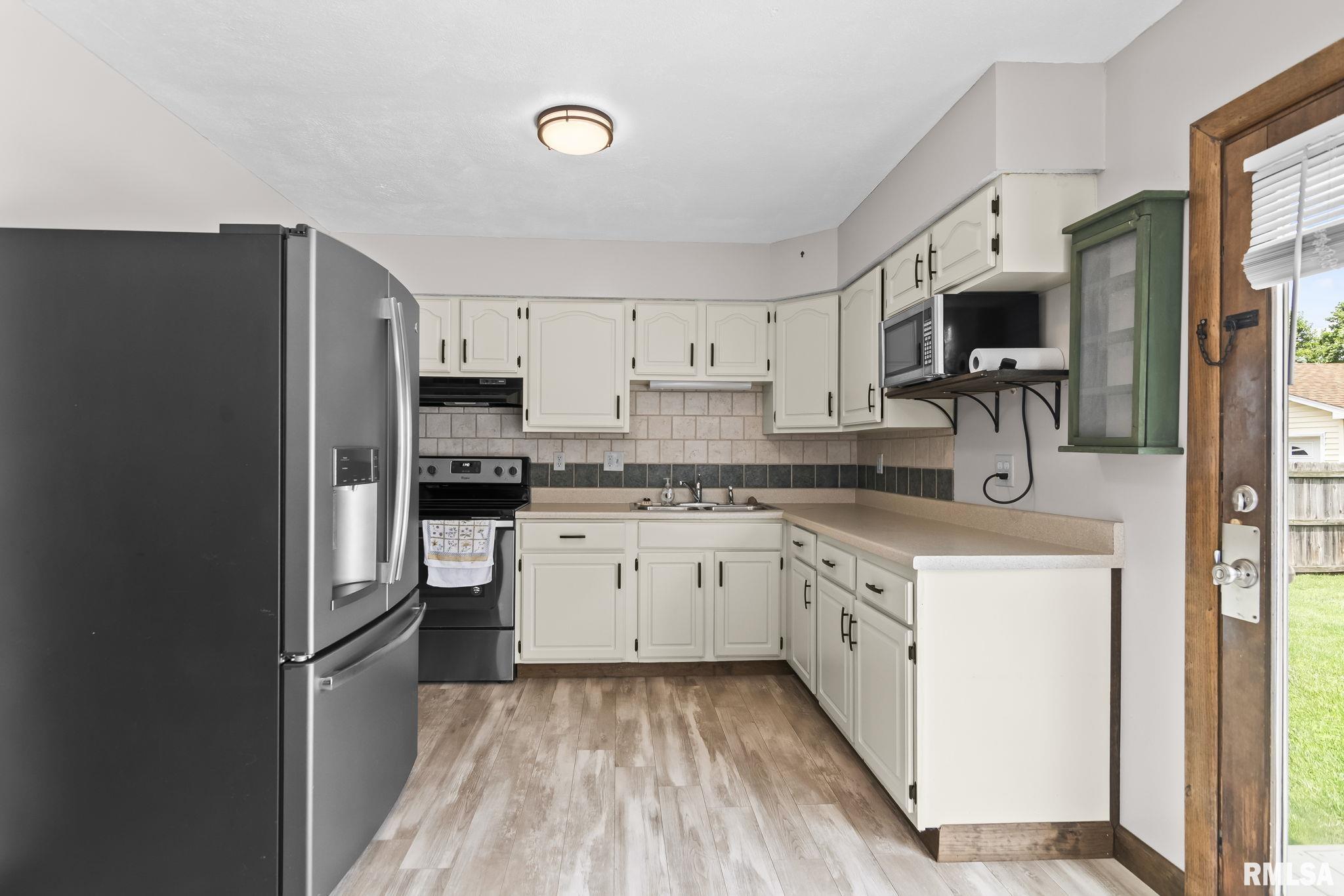 3025 East Griffiths Avenue Springfield, IL 62702 - Photo 8 of 34