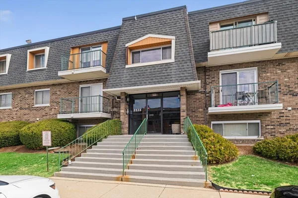 $1,975 | 3223 West Parkway Drive, Unit 3A, Northbrook, IL 60062