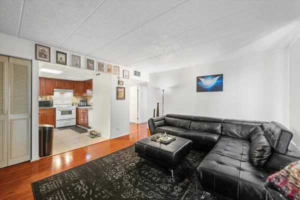 $1,975 | 3223 West Parkway Drive, Unit 3A, Northbrook, IL 60062