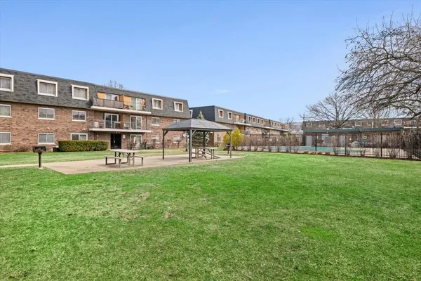 $1,975 | 3223 West Parkway Drive, Unit 3A, Northbrook, IL 60062