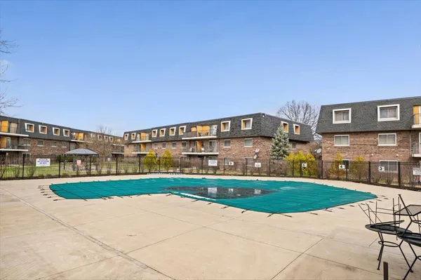 $1,975 | 3223 West Parkway Drive, Unit 3A, Northbrook, IL 60062