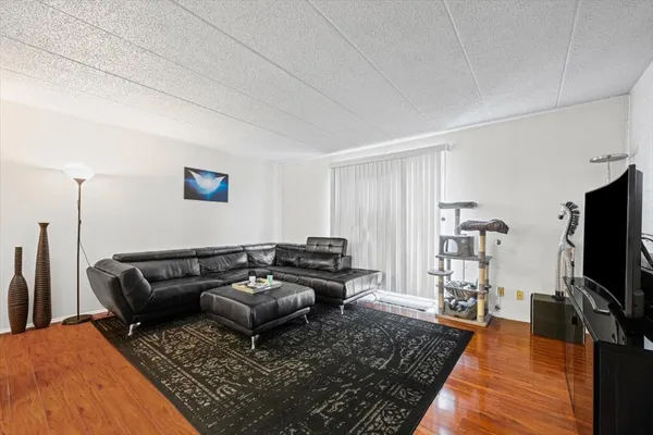 $1,975 | 3223 West Parkway Drive, Unit 3A, Northbrook, IL 60062