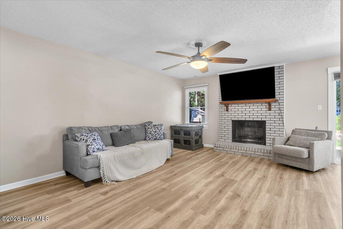 906 Gattis Road Jacksonville, NC 28546 - Photo 7 of 28 Living Room