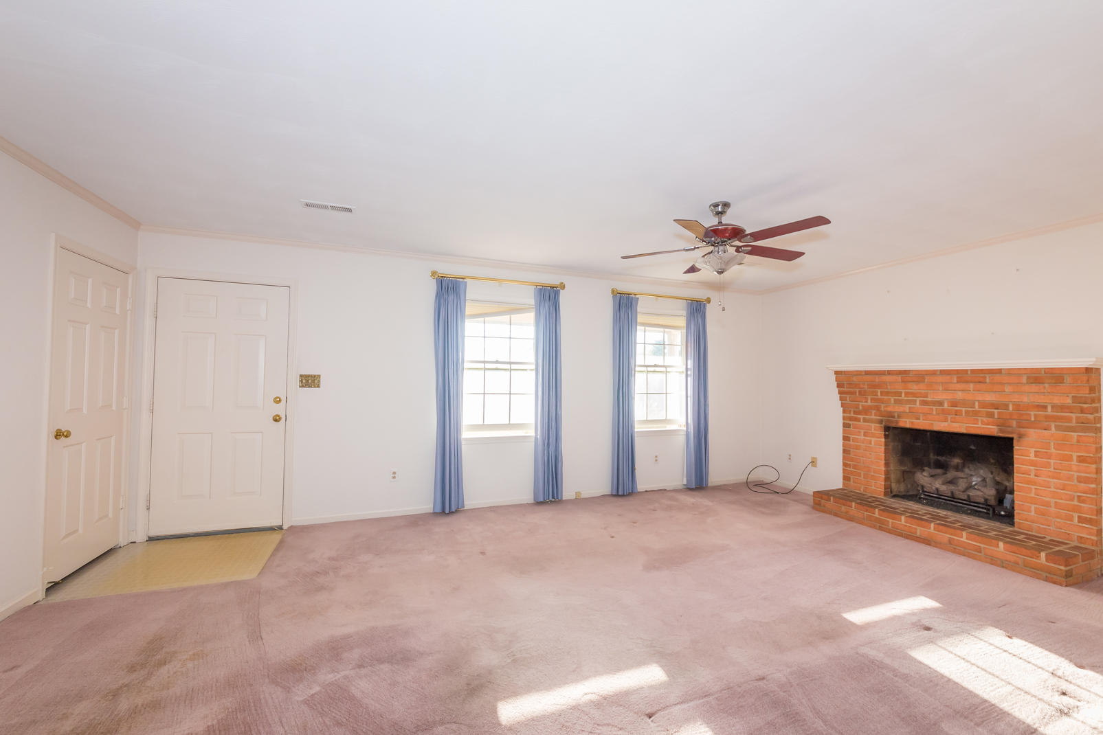 1710 Deyerle Road Southwest Roanoke, VA 24018 - Photo 5 of 27 IMG_7053