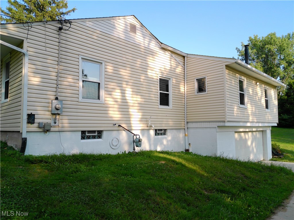 5476 Chippewa Road Medina, OH 44215 - Photo 14 of 30 View of side of property featuring a lawn