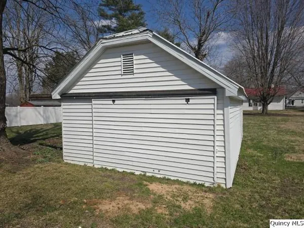$130,000 | 105 South Clermont Street, Bowen, IL 62316