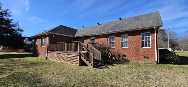 a view of a house with backyard