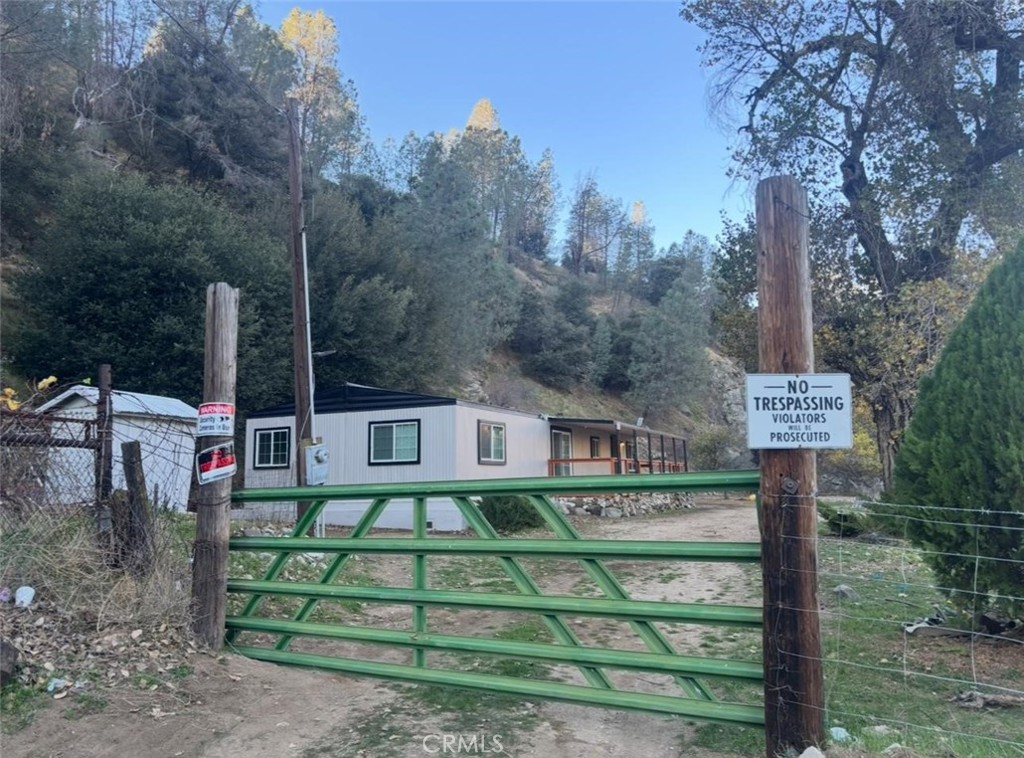 18266 Caliente Creek Road Caliente, CA 93518 - Photo 34 of 38 a front view of a house with wooden fence