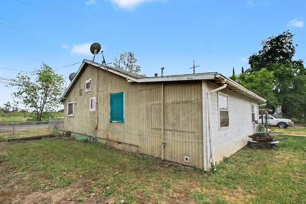 a view of a house with backyard