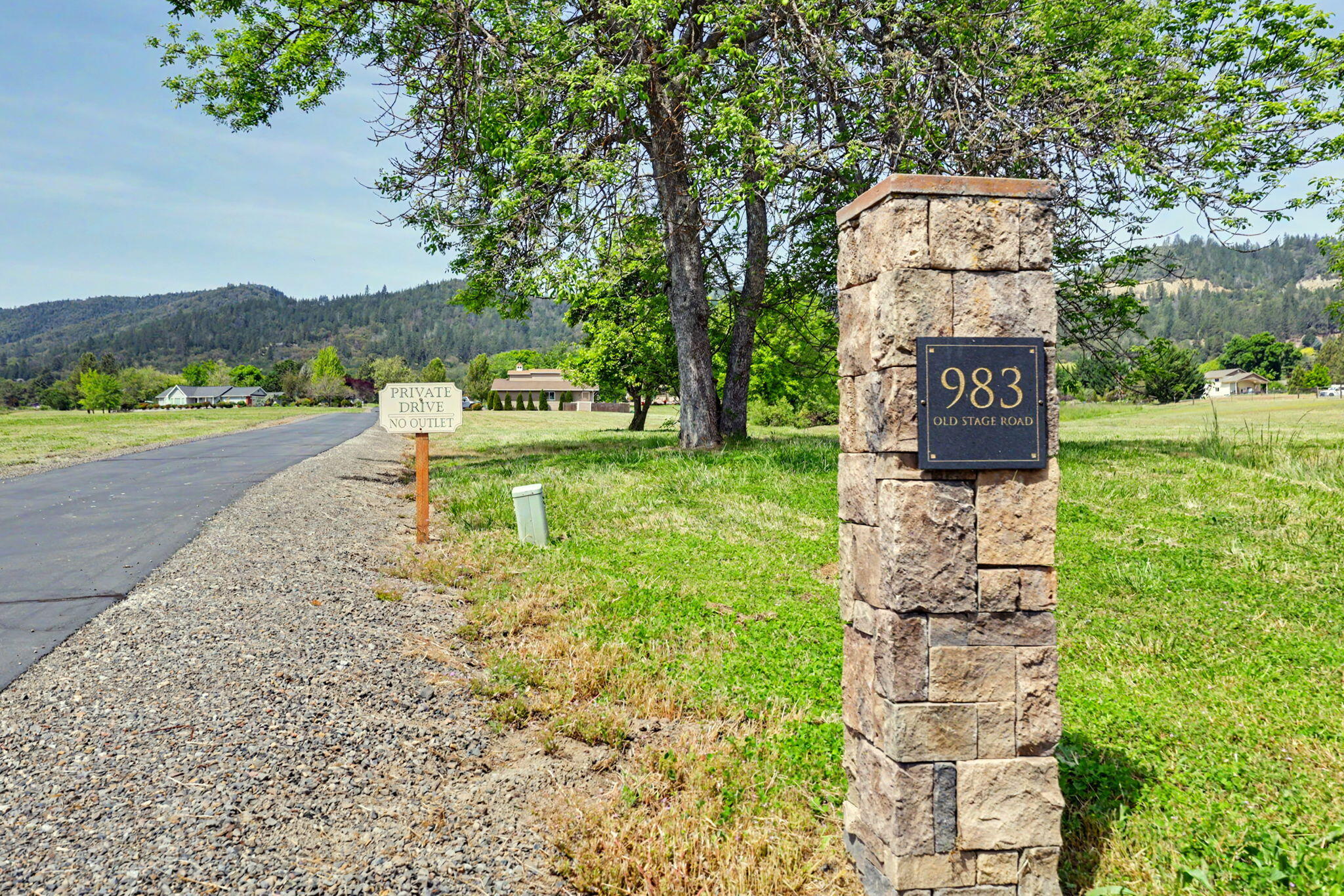 983 Old Stage Road Central Point, OR 97502 - Photo 2 of 65 01