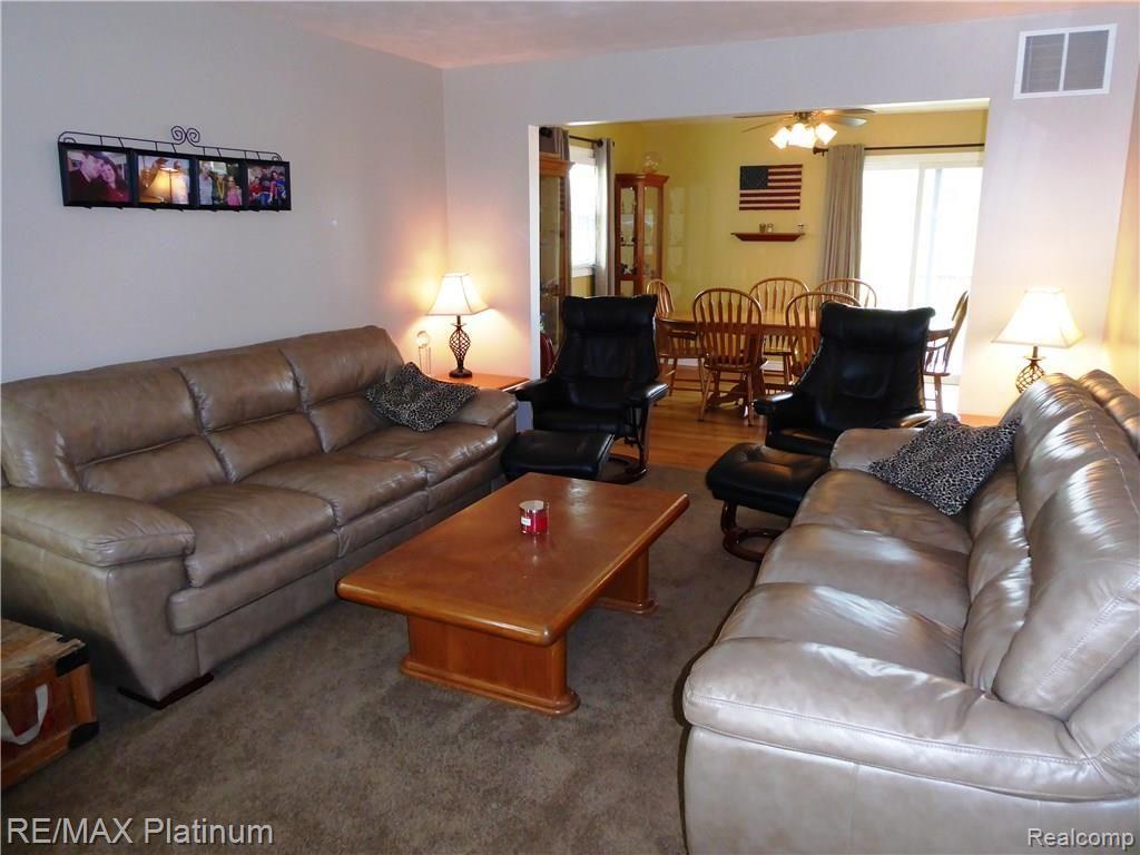 5230 Byron Road Howell, MI 48855 - Photo 7 of 19 P1000569.JPG