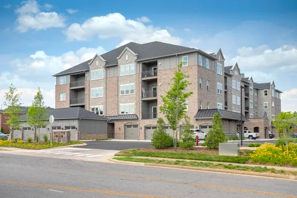 $449,900 | 141 Saundersville Road, Unit 1402, Hendersonville, TN 37075