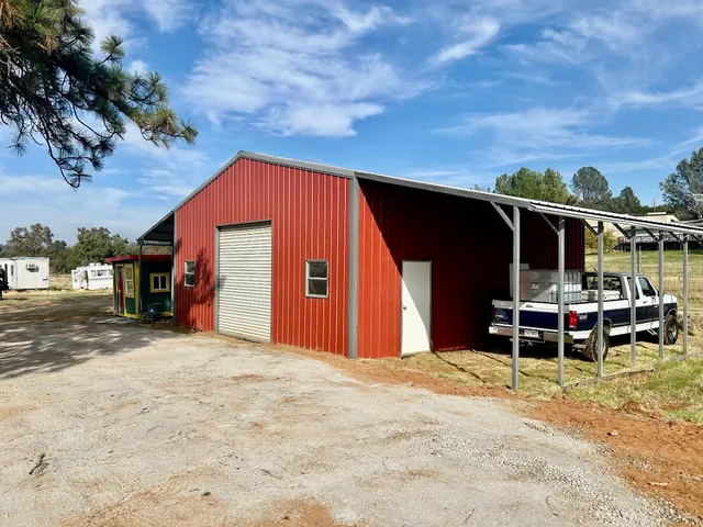 a view of a house with a backyard
