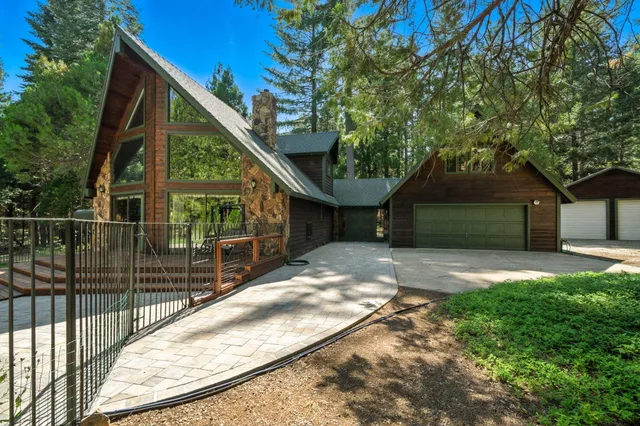 a view of backyard of house