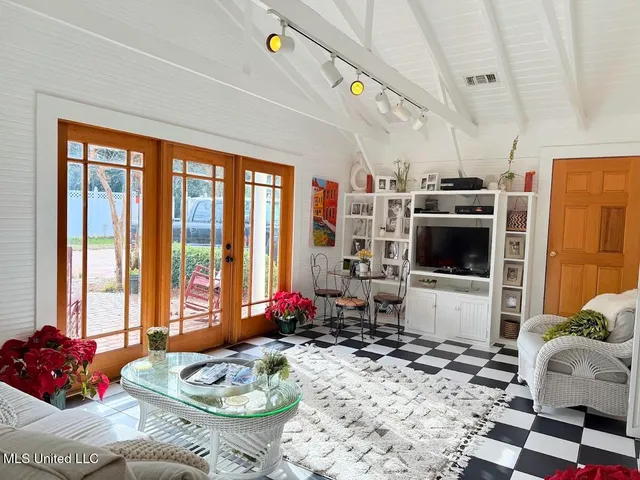 $649,900 | 521 Holland Avenue, Philadelphia, MS 39350