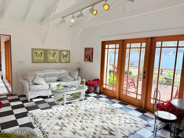 $649,900 | 521 Holland Avenue, Philadelphia, MS 39350