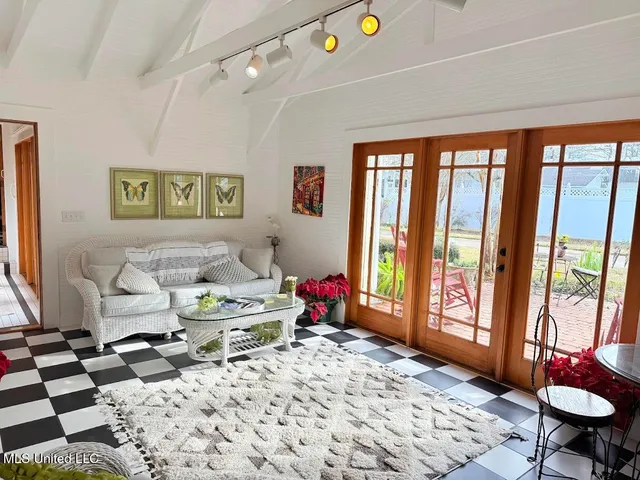 $649,900 | 521 Holland Avenue, Philadelphia, MS 39350