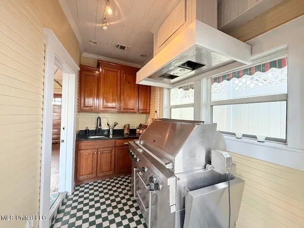 $649,900 | 521 Holland Avenue, Philadelphia, MS 39350
