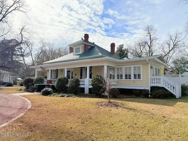 $649,900 | 521 Holland Avenue, Philadelphia, MS 39350