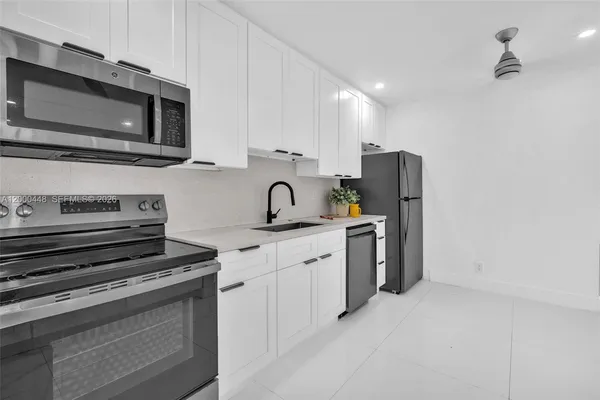 $2,200 | 770 Southeast 2nd Avenue, Unit B216, Deerfield Beach, FL 33441