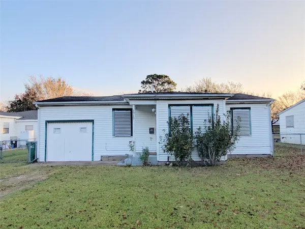 a view of a house with a yard and plants