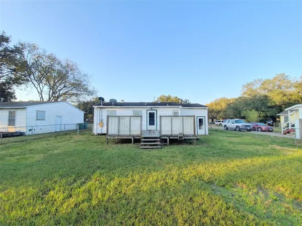 $1,275 | 1717 Hawthorne Street, La Marque, TX 77568