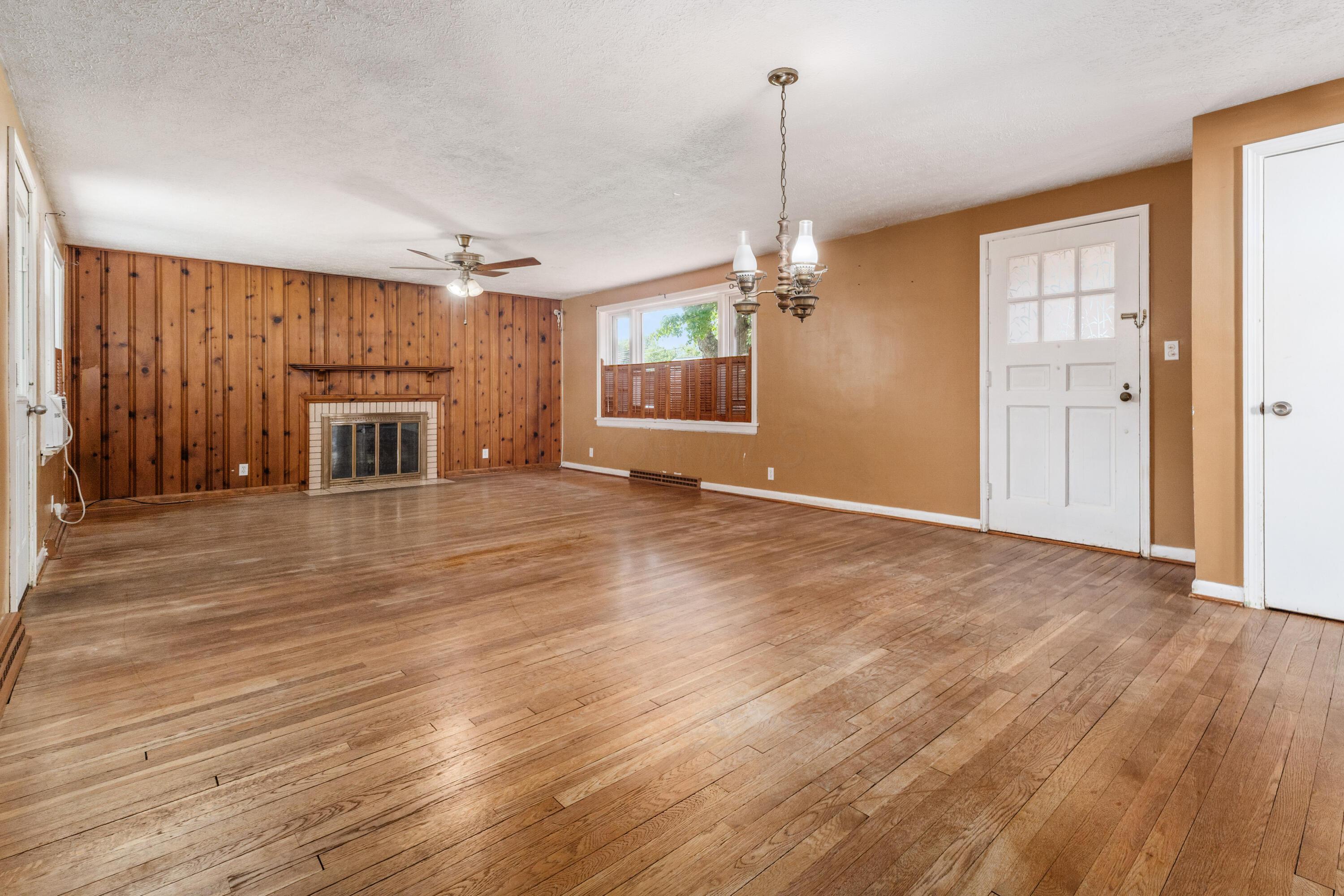 240 Stare Road Newark, OH 43055 - Photo 7 of 32 Living Room/Dining Area