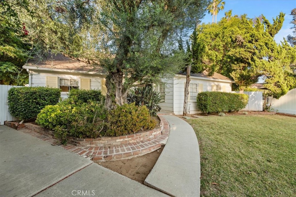 2807 Wyoming Way Riverside, CA 92506 - Photo 4 of 40 a front view of a house with a yard