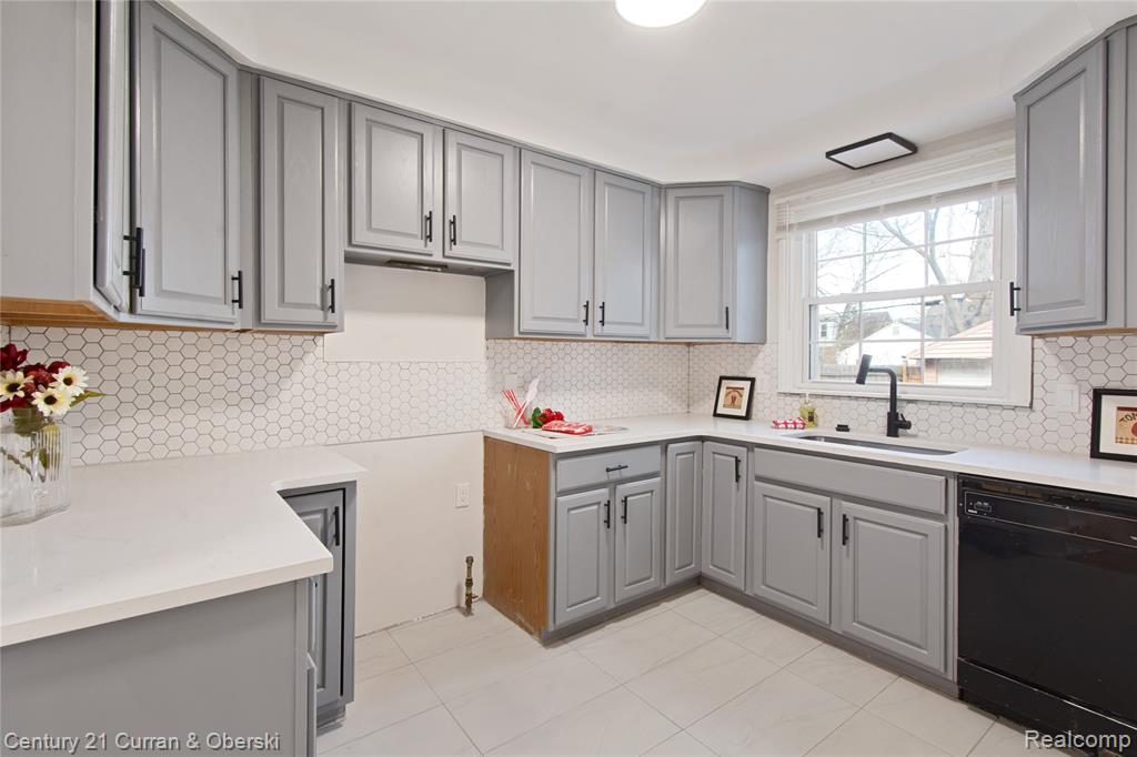 16166 Sunderland Road Detroit, MI 48219 - Photo 11 of 38