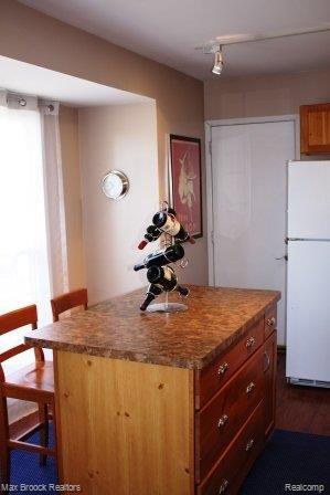 1430 Crescent Lane, Unit 323 Rochester, MI 48306 - Photo 6 of 25 Center Island