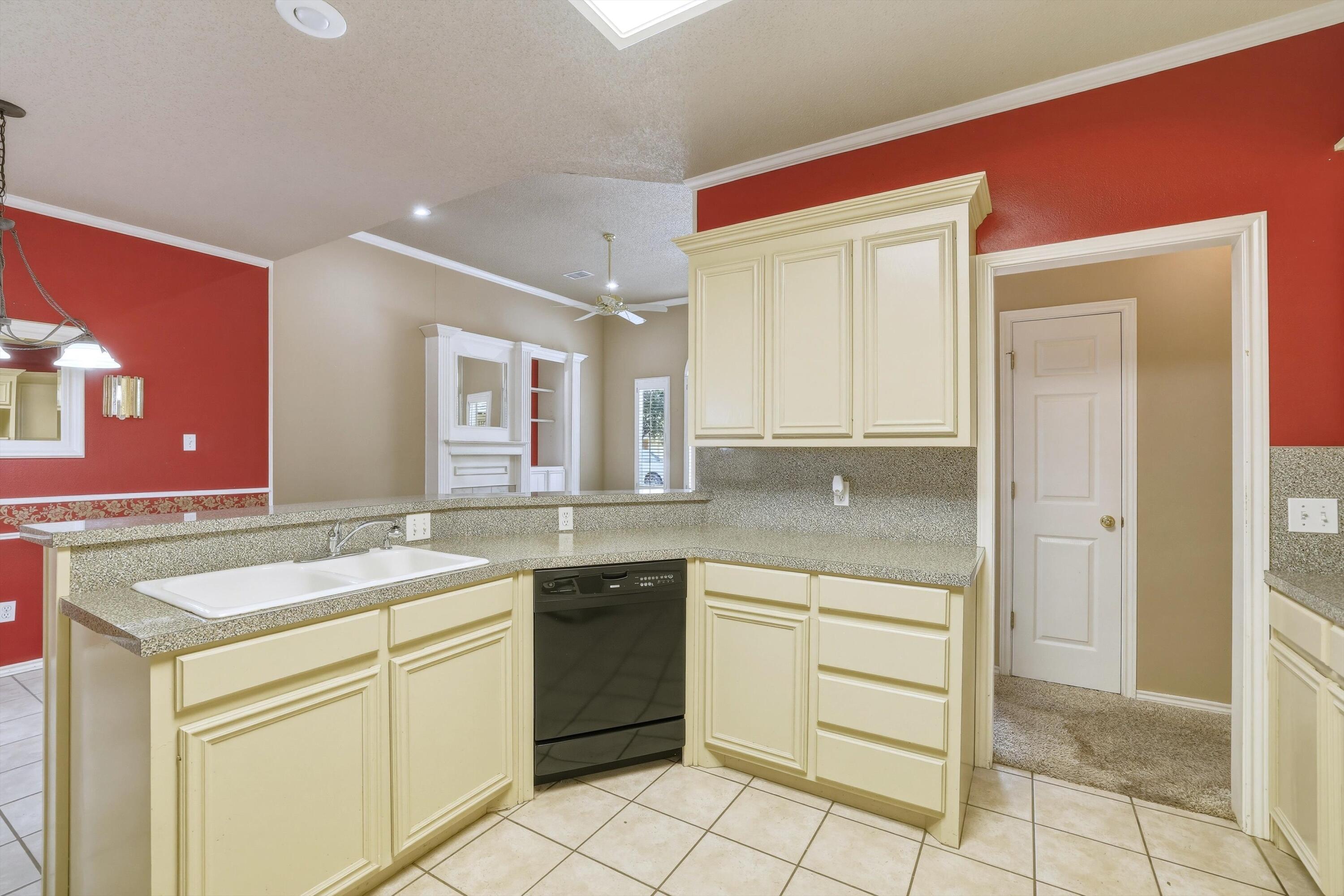 5419 70th Street Lubbock, TX 79424 - Photo 7 of 28 12-5419_70th_Street_016_DxO
