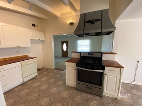 301 North Florence Street Ridgecrest, CA 93555 - Photo 10 of 33 a kitchen with a stove and a microwave