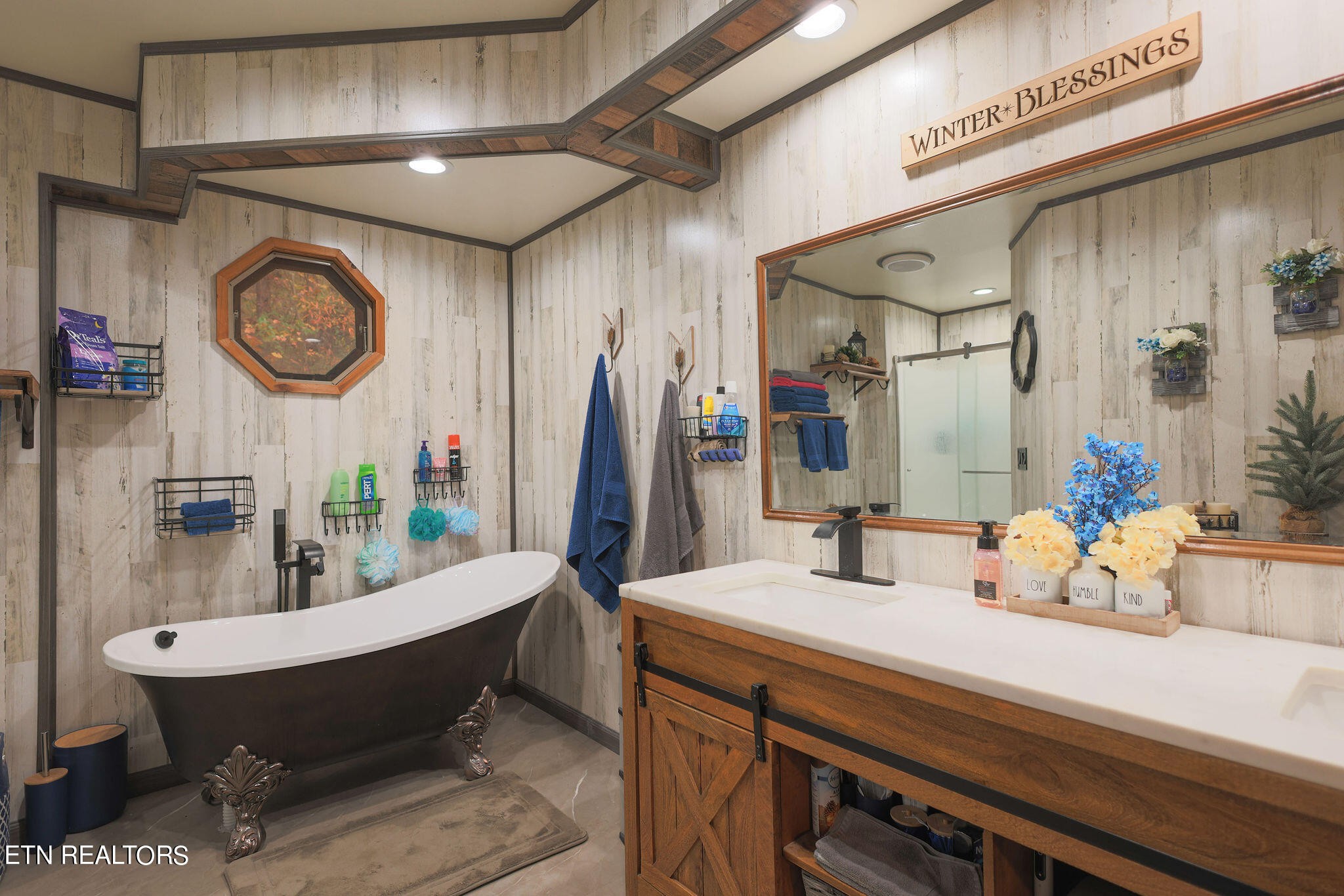 160 Rainbow Lane La Follette, TN 37766 - Photo 22 of 58 a room with table and chairs