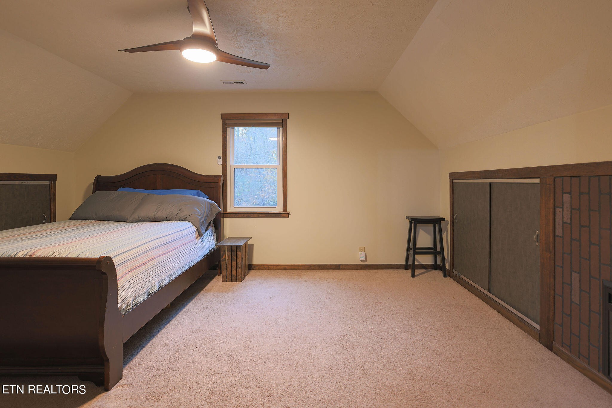 160 Rainbow Lane La Follette, TN 37766 - Photo 36 of 58 a spacious bedroom with a bed and a lamp