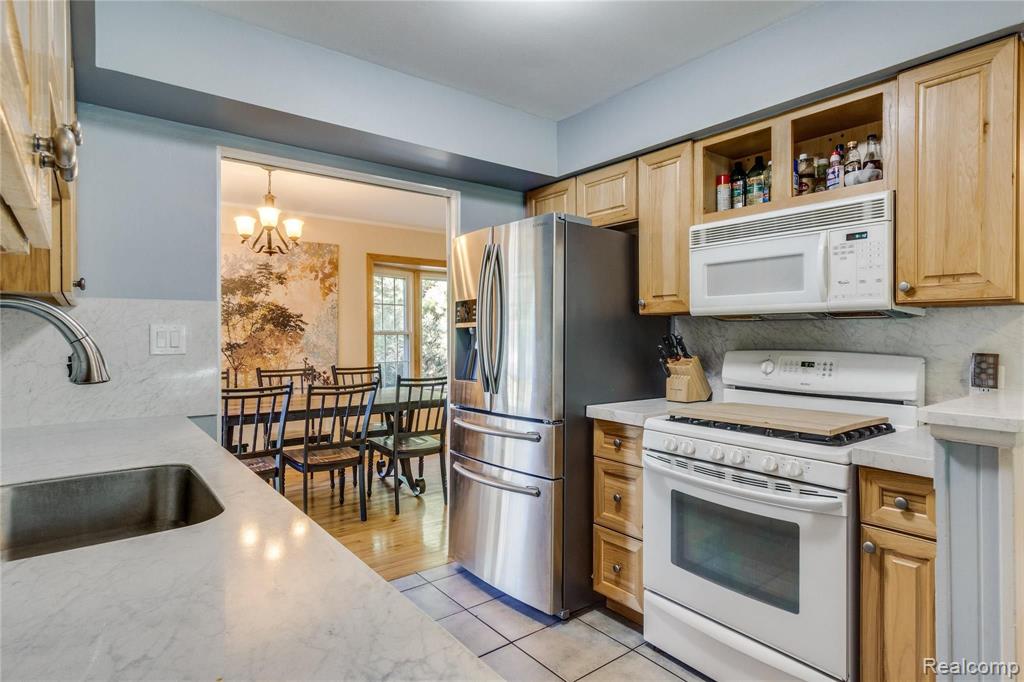 28015 Ridgebrook Road Farmington Hills, MI 48334 - Photo 4 of 35