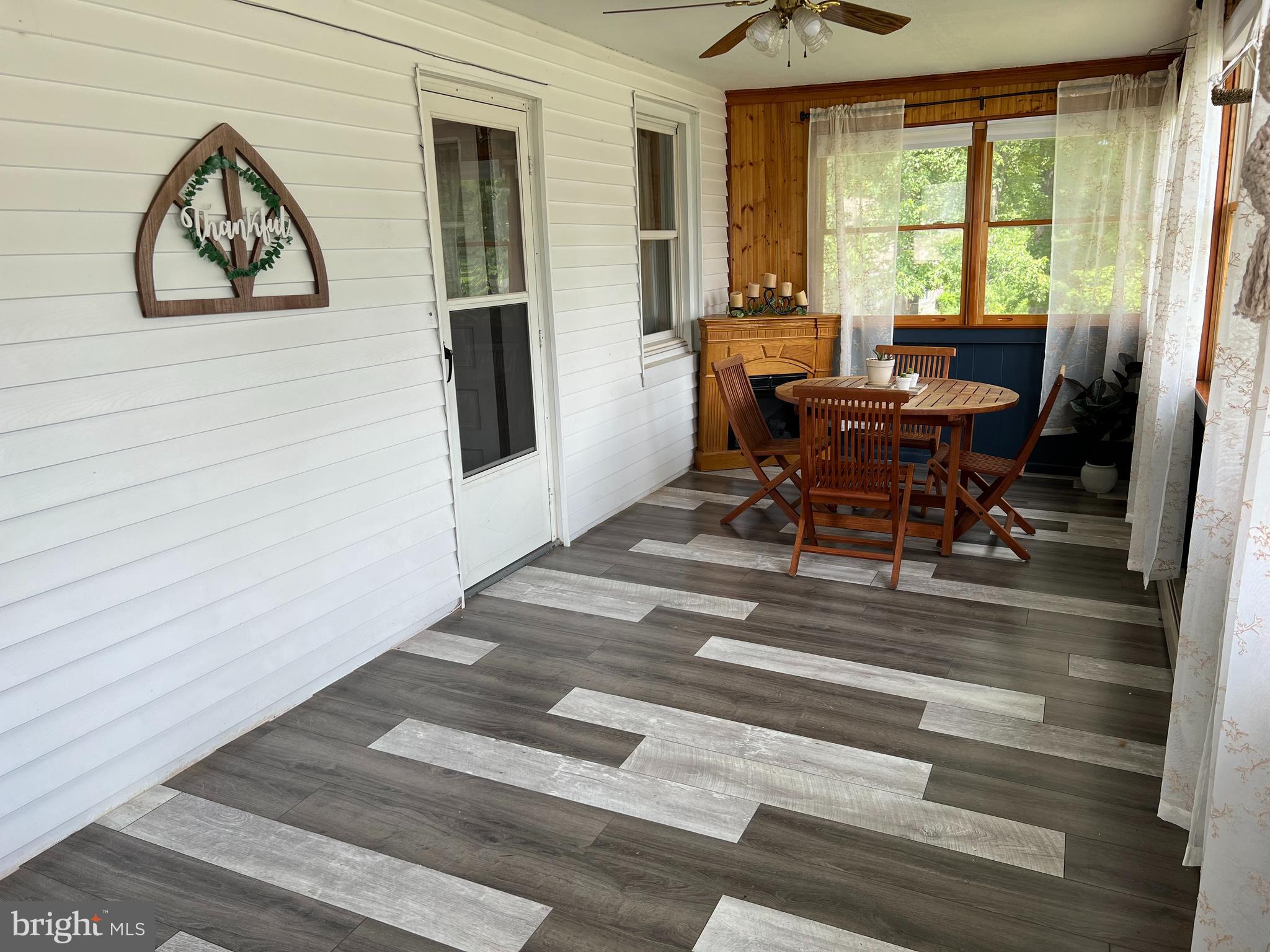 32 Paradise Road Aberdeen, MD 21001 - Photo 3 of 27 a view of a livingroom with furniture and window