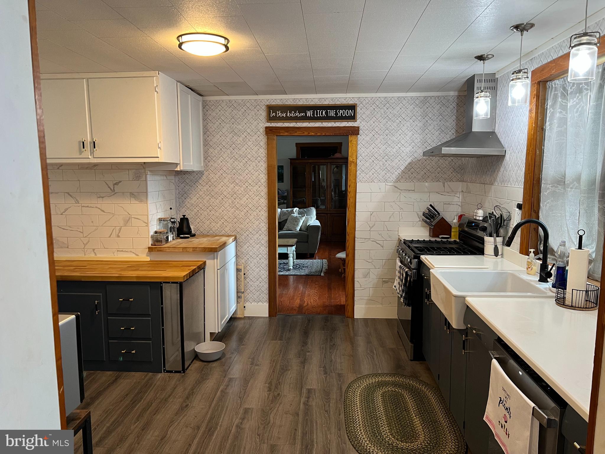 32 Paradise Road Aberdeen, MD 21001 - Photo 4 of 27 a kitchen with sink stove and cabinets