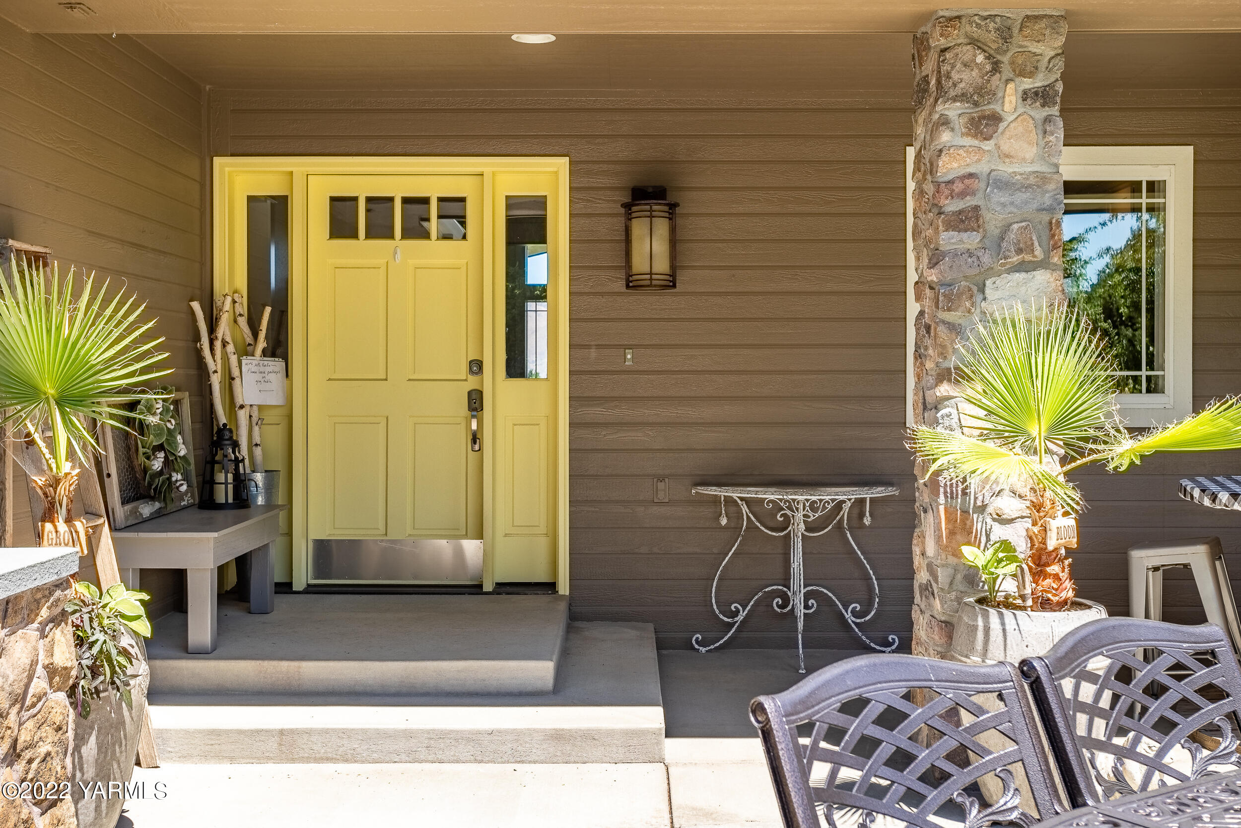 190 Nash Road Tieton, WA 98947 - Photo 11 of 38 a balcony with table and chairs