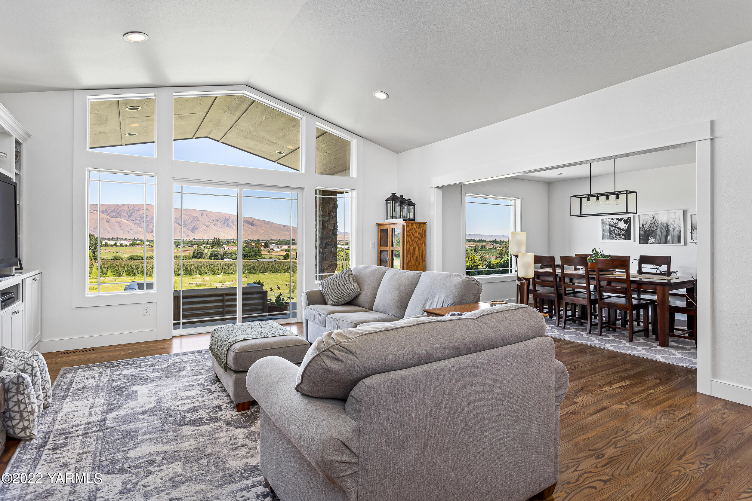 190 Nash Road Tieton, WA 98947 - Photo 19 of 38 a living room with furniture and a large window