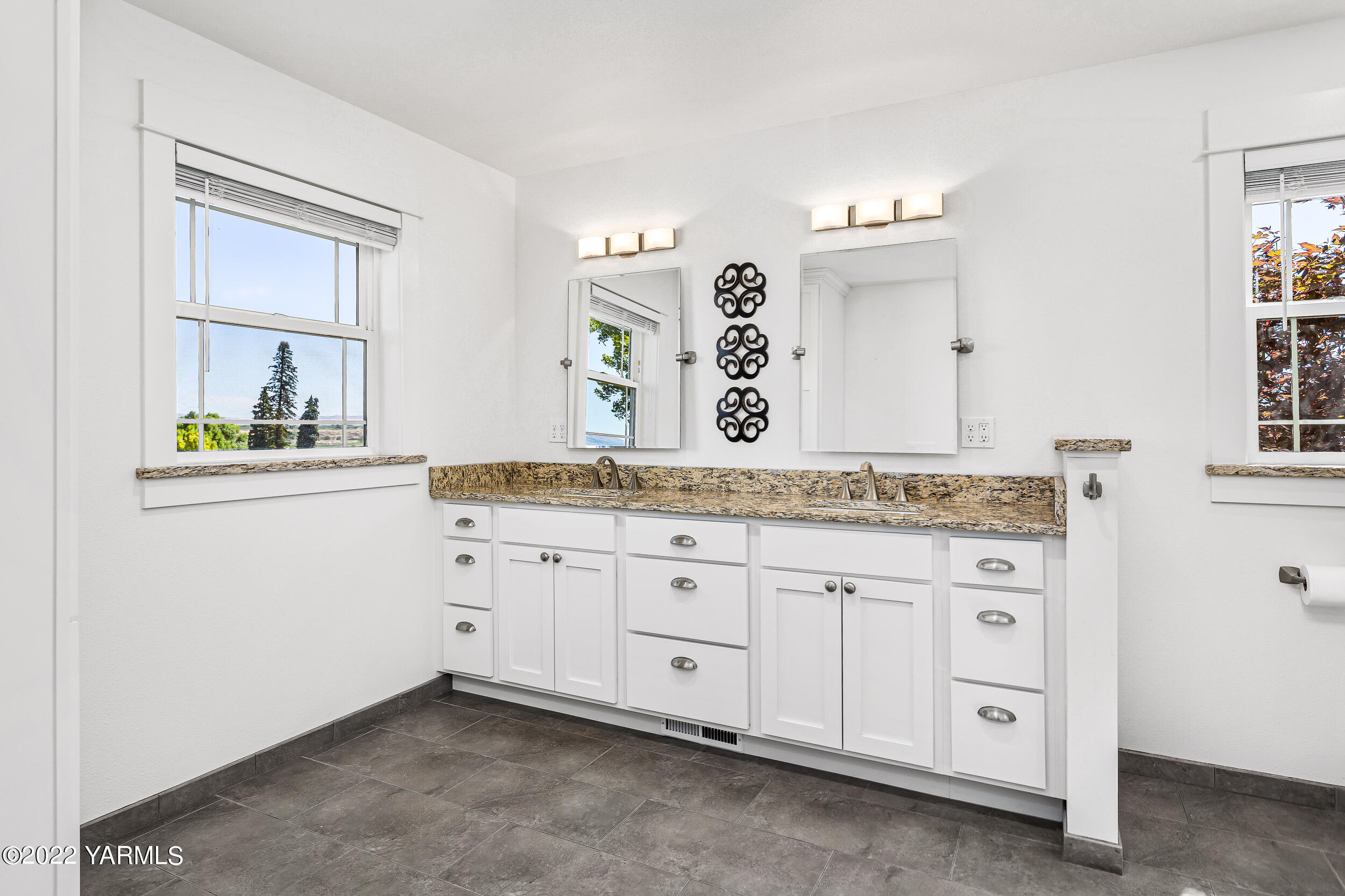 190 Nash Road Tieton, WA 98947 - Photo 27 of 38 a bathroom with a granite countertop sink and a mirror