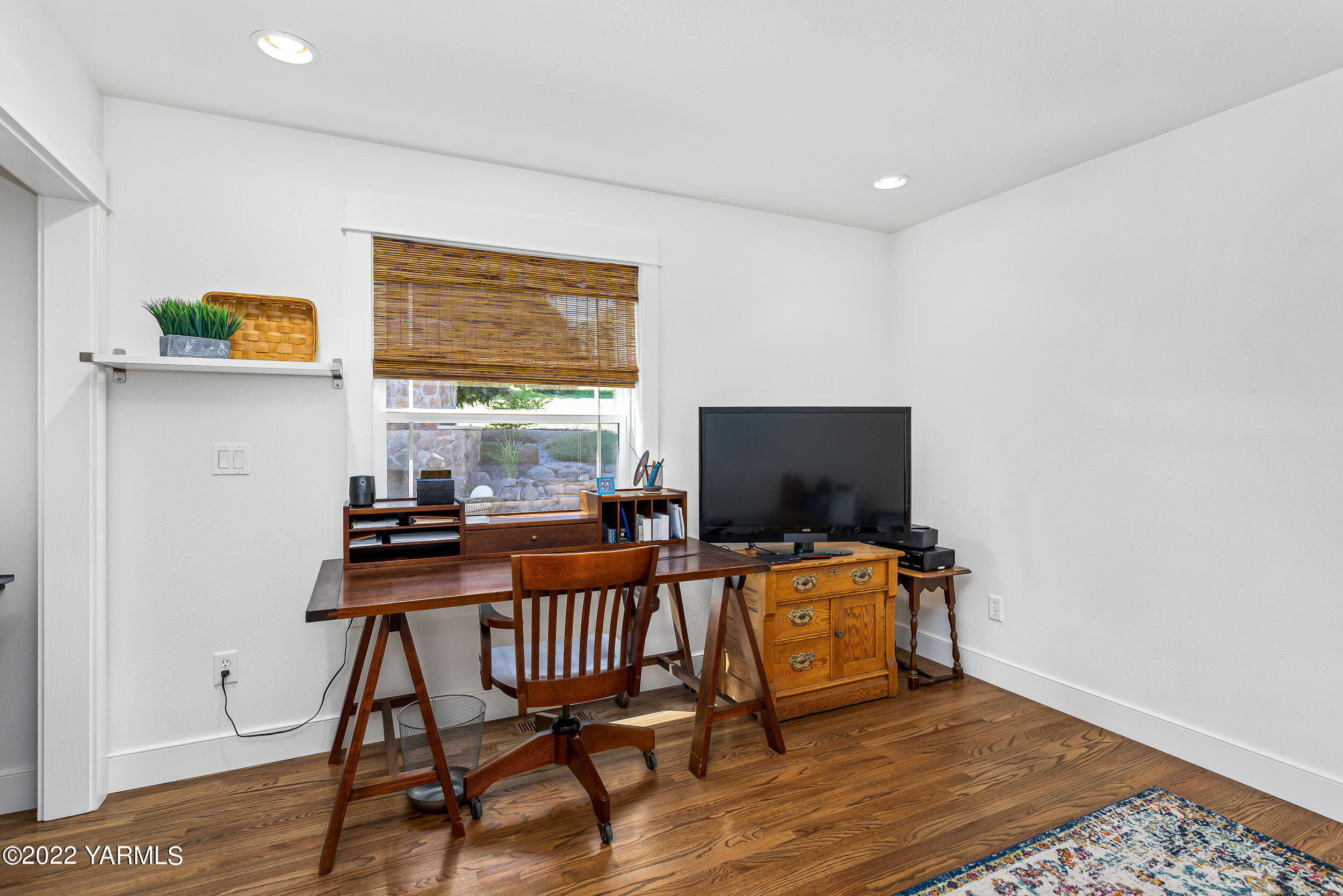 190 Nash Road Tieton, WA 98947 - Photo 29 of 38 a work room with furniture and a flat screen tv