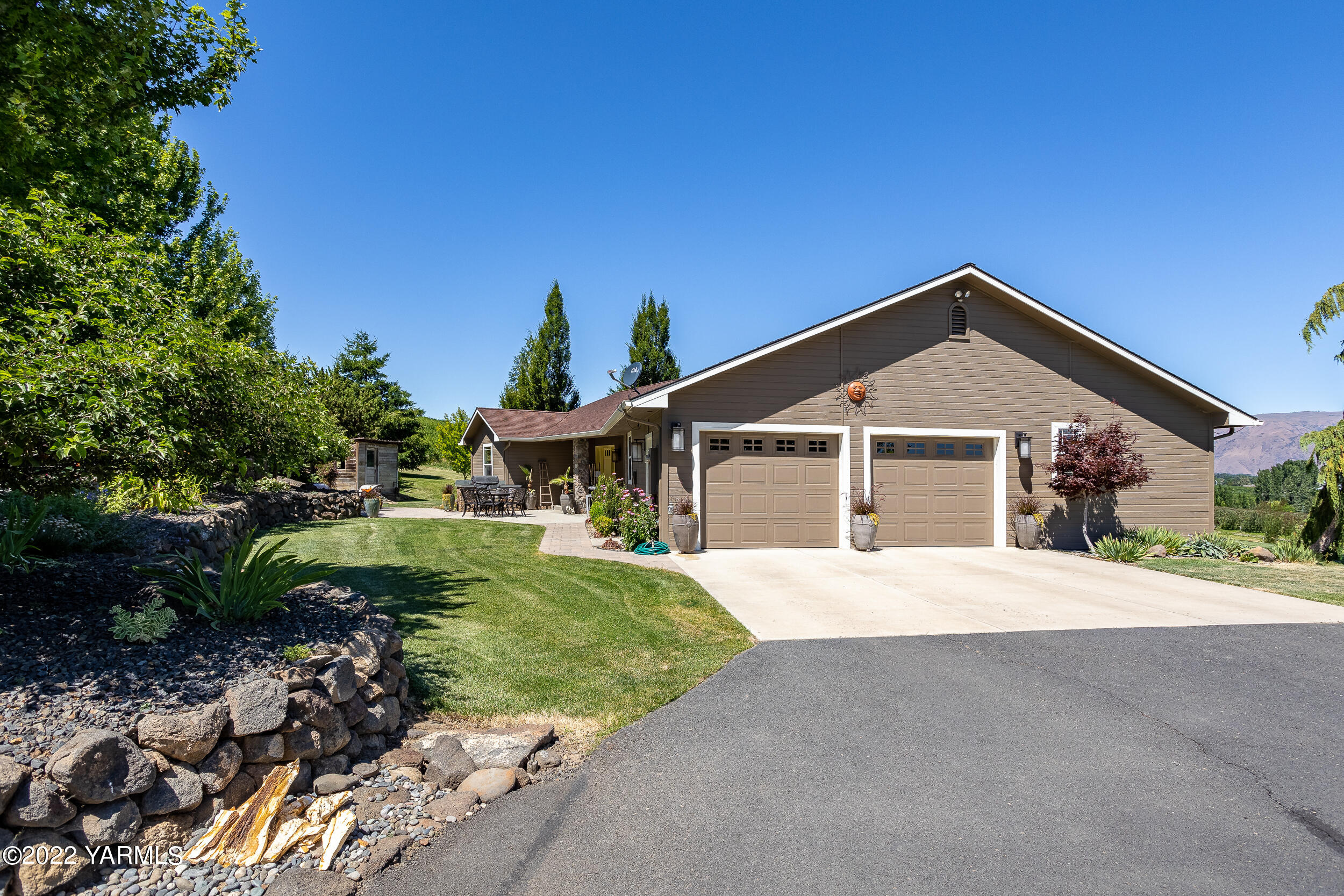 190 Nash Road Tieton, WA 98947 - Photo 3 of 38 a front view of a house with a yard