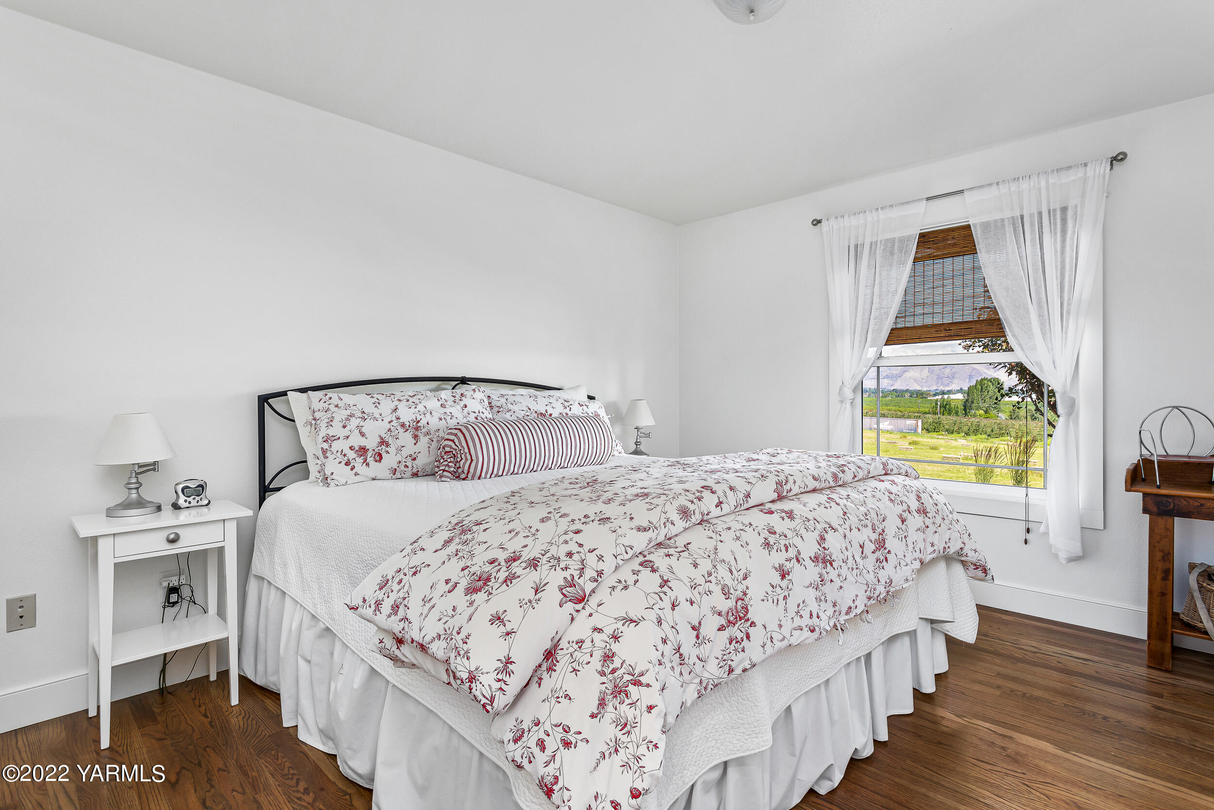 190 Nash Road Tieton, WA 98947 - Photo 31 of 38 a bedroom with a bed and a window