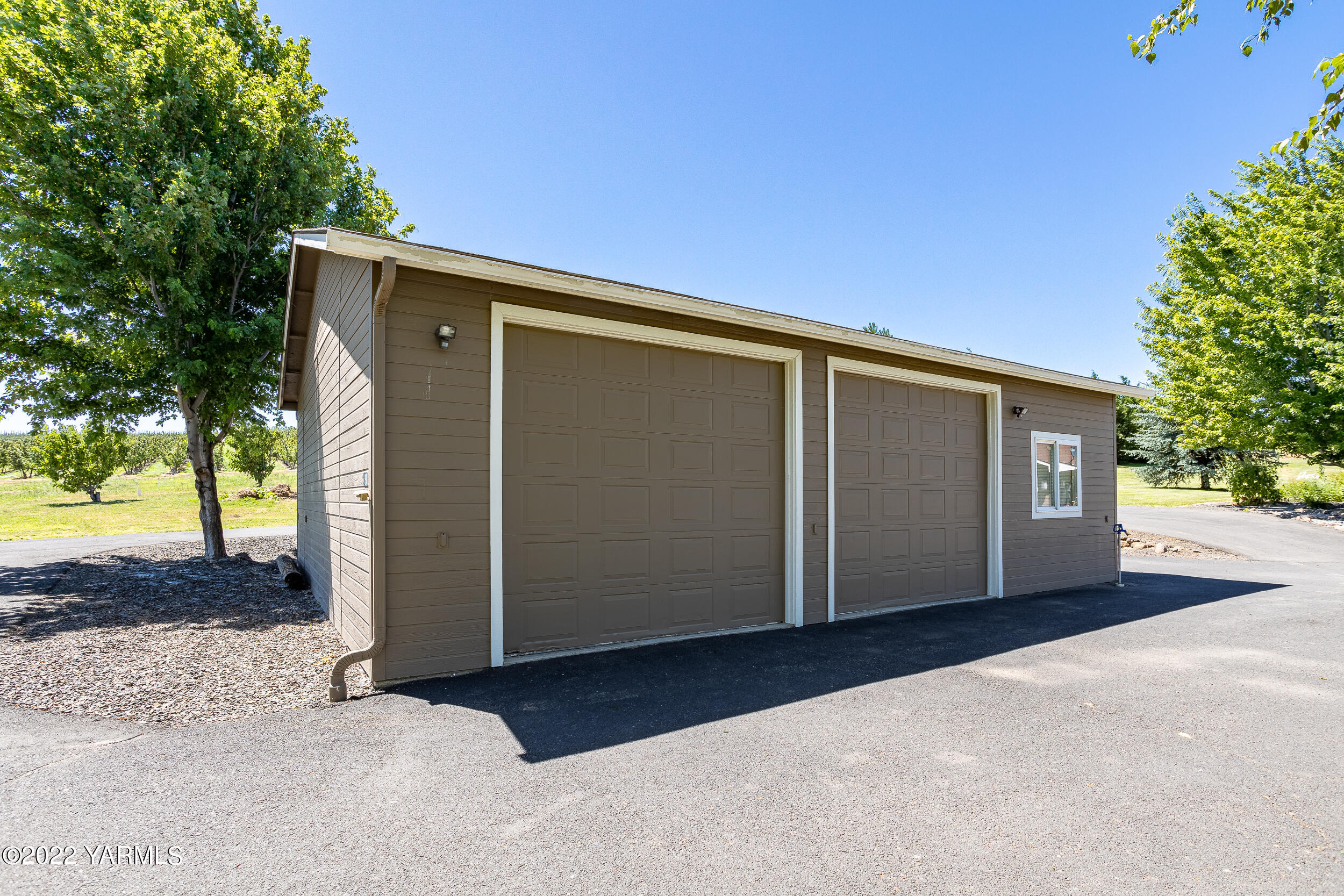 190 Nash Road Tieton, WA 98947 - Photo 34 of 38 a front view of a house with a garage