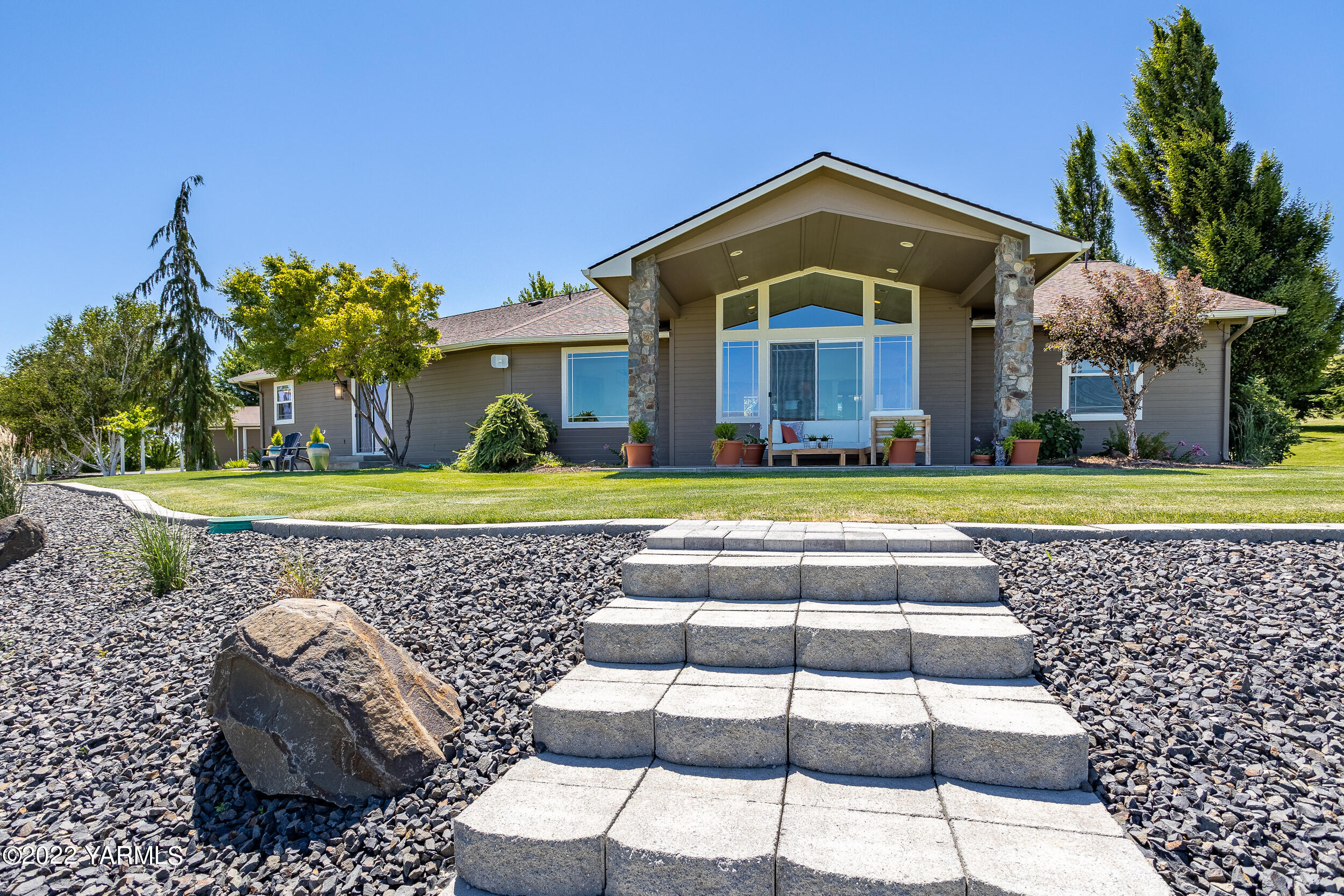 190 Nash Road Tieton, WA 98947 - Photo 38 of 38 a front view of a house with swimming pool
