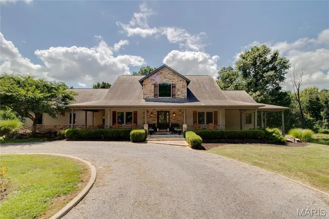 $850,000 | 6550 South Davis Lane, Godfrey, IL 62035